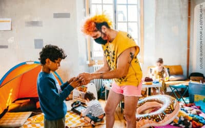 Sam, bénévole au Collectif La Bulle, joue au Rubik’s Cube avec Lounis.