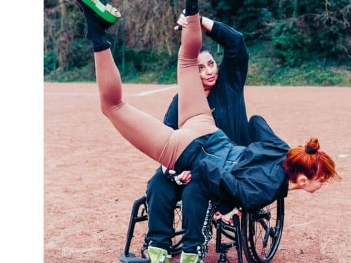 La danseuse et chorégraphe Ira Kodiche (au second plan) et sa collaboratrice Audrey Jade Gibouin dans un mouvement chorégraphique, à Villejuif (Val-de-Marne), le 30 janvier 2023