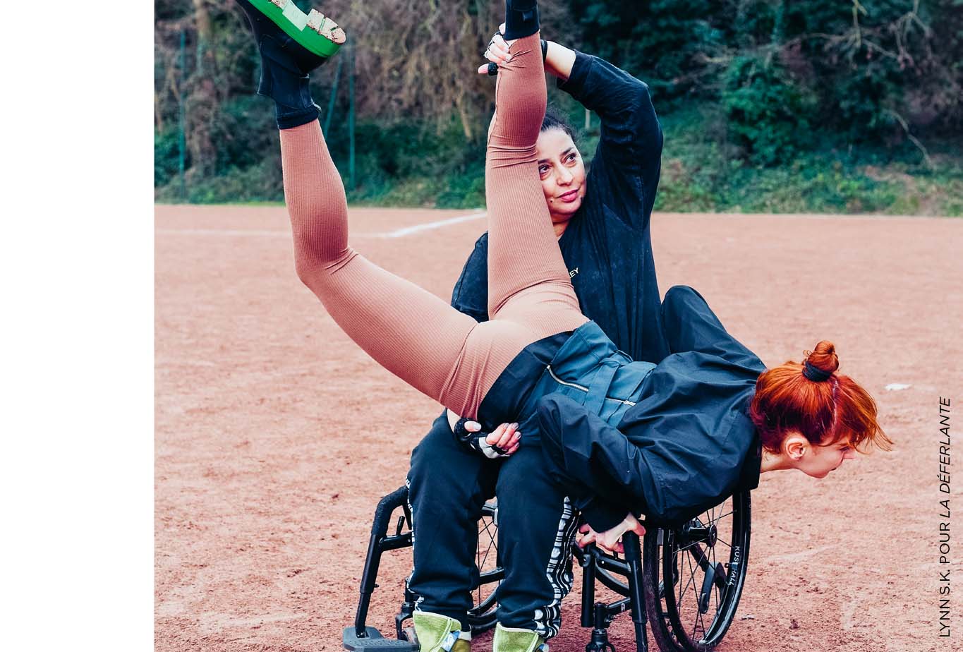 La danseuse et chorégraphe Ira Kodiche (au second plan) et sa collaboratrice Audrey Jade Gibouin dans un mouvement chorégraphique, à Villejuif (Val-de-Marne), le 30 janvier 2023