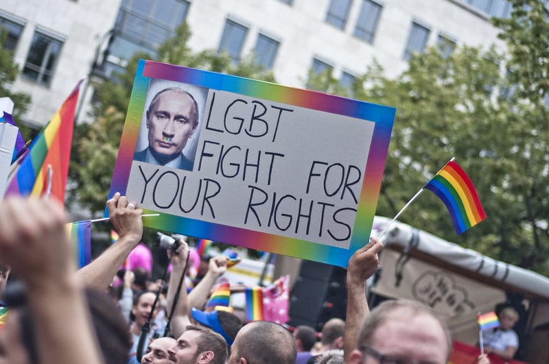 Depuis une dizaine d'années, Vladimir Poutine mène une politique homophobe et misogyne en Russie. Ici une manifestation à Berlin, en 2013, en soutien à la communauté LGBT+ de Russie
