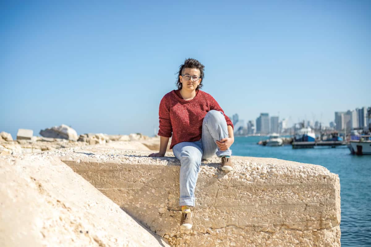 Einat Gerlitz fait partie des quatre Israélien·nes mobilisables qui, en 2020, ont refusé publiquement d’obéir à leur ordre de conscription, sans solliciter d’exemption médicale, religieuse, ou politique. Photo prise au printemps 2023, à Jaffa. Photo : Haidi Motola pour La Déferlante