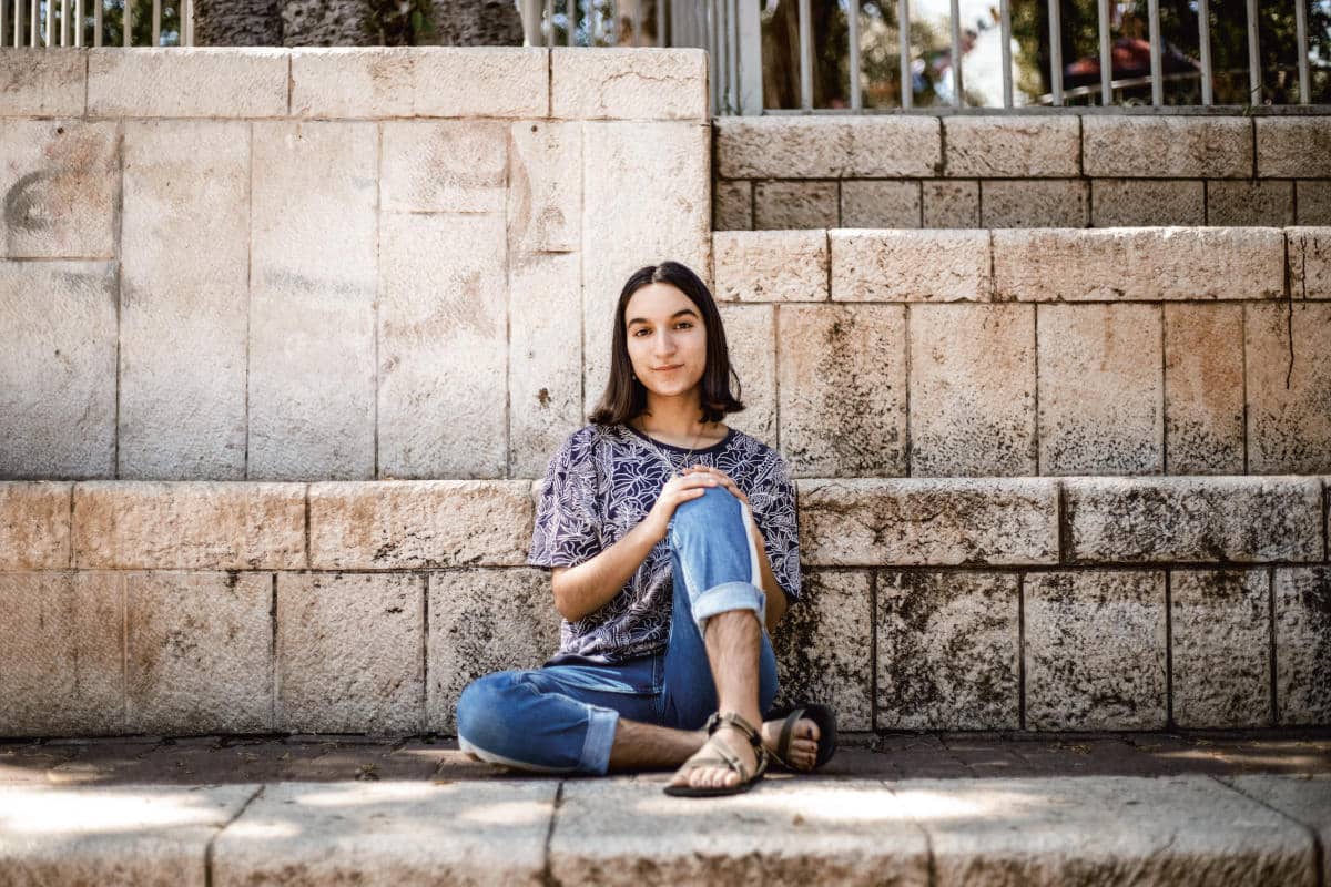 Shahar Perets, 20 ans, souligne que son choix a été rendu possible par sa position sociale privilégiée. Elle est photographiée à Haïfa. Photo : Haidi Motola pour La Déferlante