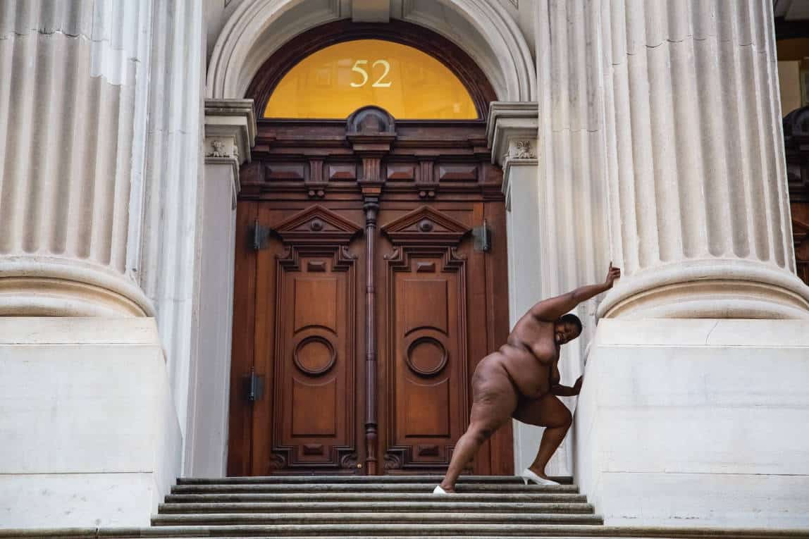 « They Tagged the Land with Trophies and Institutions from their Rapes and Conquests » (Ils ont jalonné le pays de trophées et d’institutions issus de leurs viols et conquêtes),Tweed Courthouse, New York City, 2013. L’ancien palais de justice Tweed est situé dans un quartier du sud de Manhattan. Construit entre 1861 et 1881, il est adjacent – et, selon diverses découvertes archéologiques, traverse – l’African Burial Ground, contenant les restes de plus de 400 personnes africaines-américaines enterrées là entre le xviie et le début du xixe siècle. Huit tombes datant de cette époque se trouvent sous les fondations de l’ancien tribunal. En 2002, des archéologues ont exhumé vingt-trois squelettes intacts d’ancien·nes esclaves, la plupart devant le bâtiment, sous des marches récemment rénovées, à quelques centimètres de la surface, entourés de câbles électriques. Ils s’y trouvent encore. Photo : Nona Faustine. Crédit : Courtesy Nona Faustine and MACK.