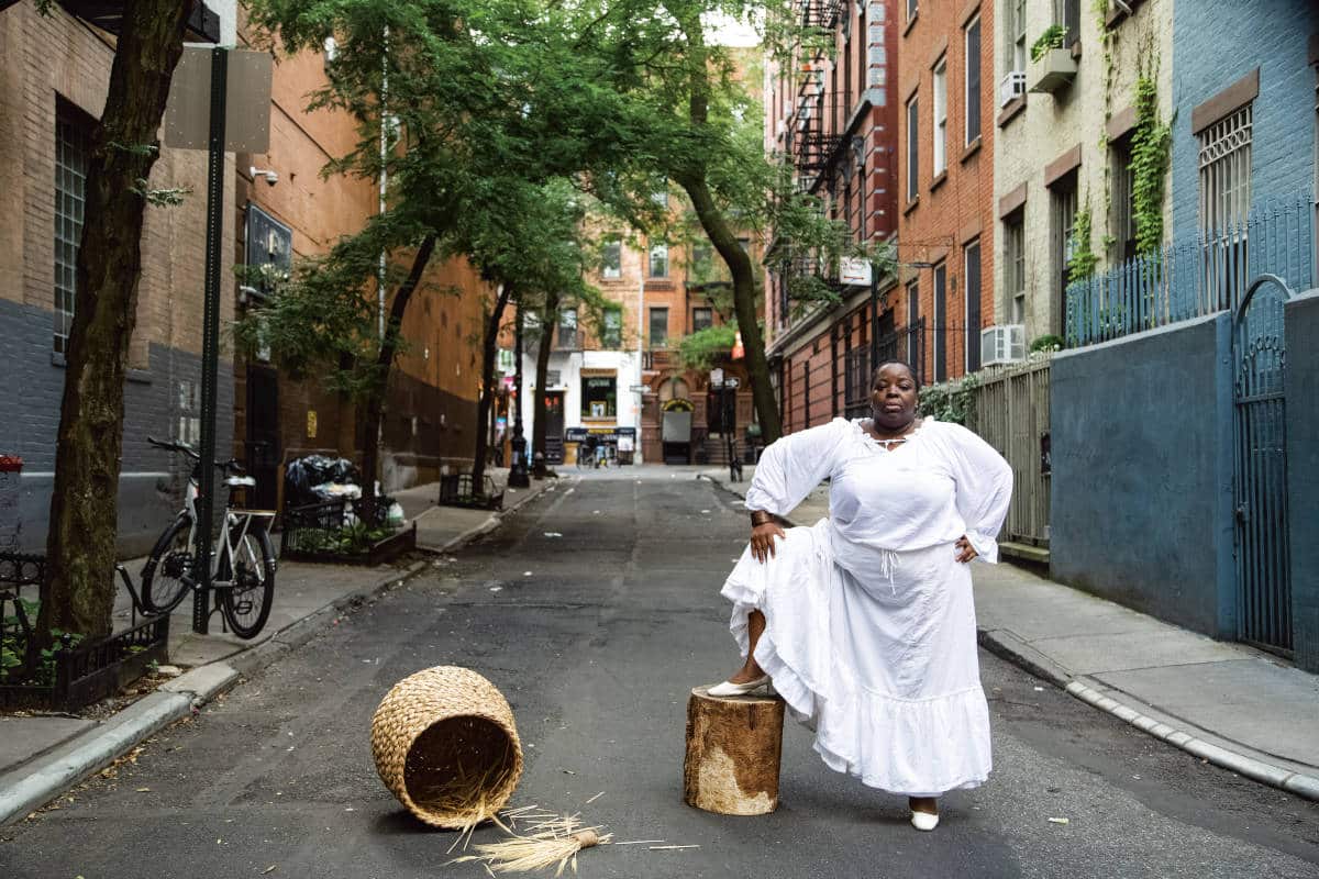 « Dorothy Angola, Stay Free, In Land Of The Blacks » (Dorothy Angola, reste libre, au Pays des Noirs), Minetta Lane, Village, NYC, 2021. Nona Faustine se met en scène à Minetta Lane, à Greenwich Village, où Dorothy Angola fut l’une des premières femmes esclavisées débarquées par la Compagnie néerlandaise des Indes occidentales, entre 1626 et 1640, dans ce qui n’était pas encore New York. Après son affranchissement partiel, Dorothy Angola s’est battue en justice pour garantir à ses enfants l’héritage de ses terres. Elles étaient situées à un kilomètre de La Nouvelle-Amsterdam, au « Pays des Noirs », là où se dresse aujourd’hui le Village. Photo : Nona Faustine. Crédit : Courtesy Nona Faustine and MACK.