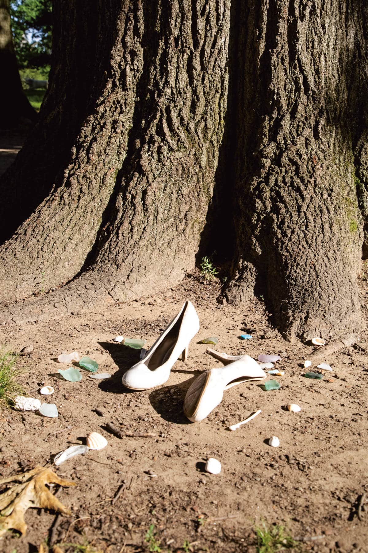 « Benevolent spirits, tracing steps free bare feet from this world to the other » (Des esprits bienveillants, esquissant des pas libres pieds nus de ce monde à l’autre), 2021. Les chaussures blanches, les white shoes, qui jalonnent l’ensemble de ce travail et donnent leur nom à la série, suggèrent les nombreuses adaptations à la culture blanche dominante qui ont été et sont encore exigées des personnes racisées. Photo : Nona Faustine. Crédit : Courtesy Nona Faustine and MACK.