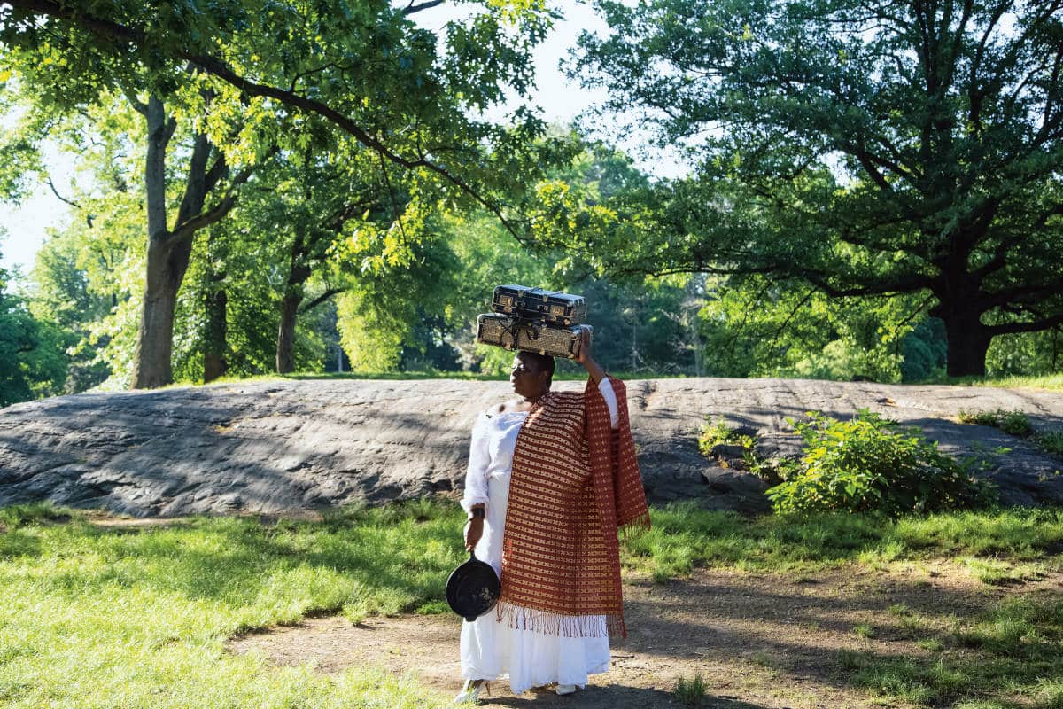 « She was a culmination of all things in heaven and earth, how many times had she been here before » (Elle était la somme de toutes choses sur la terre comme au ciel, combien de fois était-elle déjà passée par là), Seneca Village, Central Park, NYC, 2021. Avant la création de Central Park, Seneca Village était la plus grande communauté de propriétaires africains-américains. Ses habitant·es ont construit des maisons, des églises et des écoles. Ils et elles disposaient également d’un cimetière, à l’emplacement actuel de Central Park West, de la 82e à la 89e Rue. La ville de New York en a revendiqué le droit de propriété et y a construit Central Park en 1858, mais, explique Nona Faustine, « après avoir mené une campagne de désinformation contre les habitant·es à qui elle prenait les terres pour s’attirer les faveurs de l’opinion publique ». Photo : Nona Faustine. Crédit : Courtesy Nona Faustine and MACK.