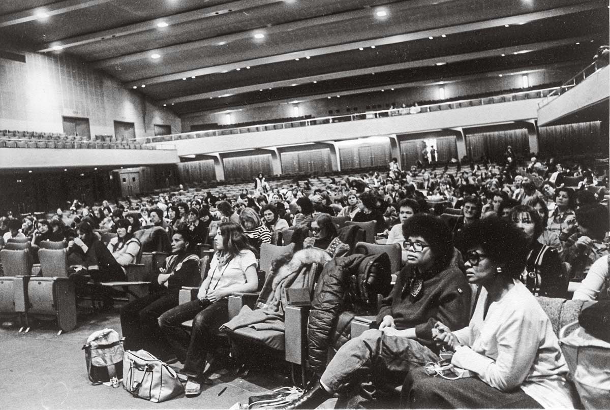 Dans la salle principale du palais des congrès de Bruxelles, les participantes assistent à la séance plénière.anonyme / Carhif-AVG, Bruxelles