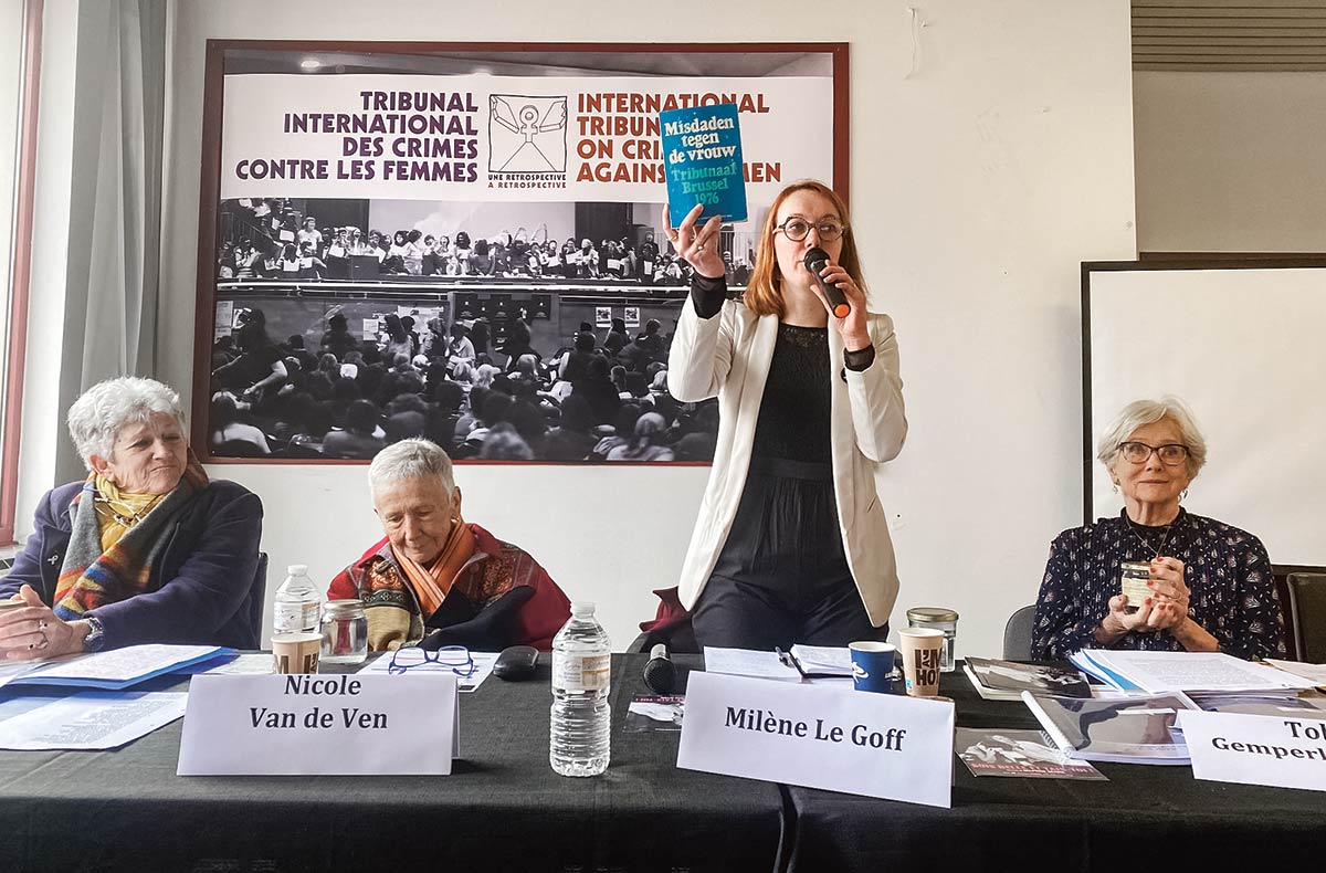 Les témoins et héritières du Tribunal international se retrouvent en colloque le 6 mars 2023 au Citizen Corner, à Bruxelles. De gauche à droite : Anne Tonglet, Nicole Van de Ven, Milène Le Goff, Toby Gemperle Gilbert. Aélys Hasbun / Université des Femmes, Bruxelles