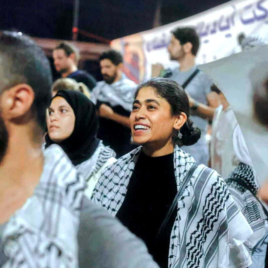 Rima Hassan dans le camp de réfugiés de Mar Elias à Beyrouth, en octobre 2023. Crédit photo : Aline Deschamps.