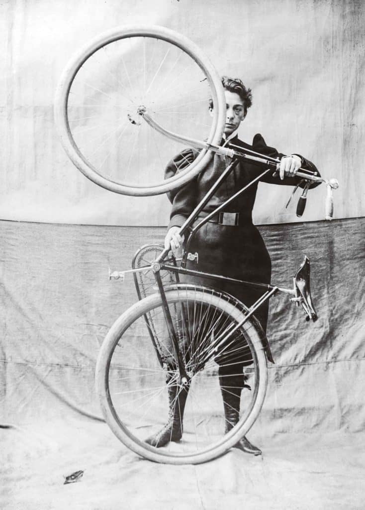 En 1896, Alice Austen réalise les photographies de la brochure Bicycling for Ladies (manuel de bicyclette pour dames) rédigée par Violet Ward, avec qui elle a fondé le club de vélo de Staten Island. Daisy Elliott lui sert de modèle. Sur cette image, elle arbore un pantalon knickers, une tenue dont le port par les femmes suscite les ricanements des conservateurs. Crédit photo : Collection of Historic Richmond Town