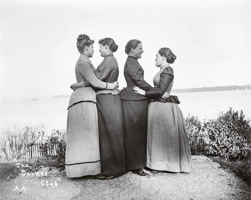 The Darned Club (1861), traduit par « Le Club diabolique » dans Une histoire mondiale des femmes photographes de Luce Lebart et Marie Robert (éd. Textuel, 2020). Ce cercle rassemble les meilleures amies d’Alice Austen, parmi lesquelles Trude Eccleston (voir p. 54 et 64). Ce sont de jeunes hommes du voisinage, vexés d’être exclus d’un groupe composé uniquement de femmes, qui lui ont donné ce nom.Crédit photo : Collection of Historic Richmond Town
