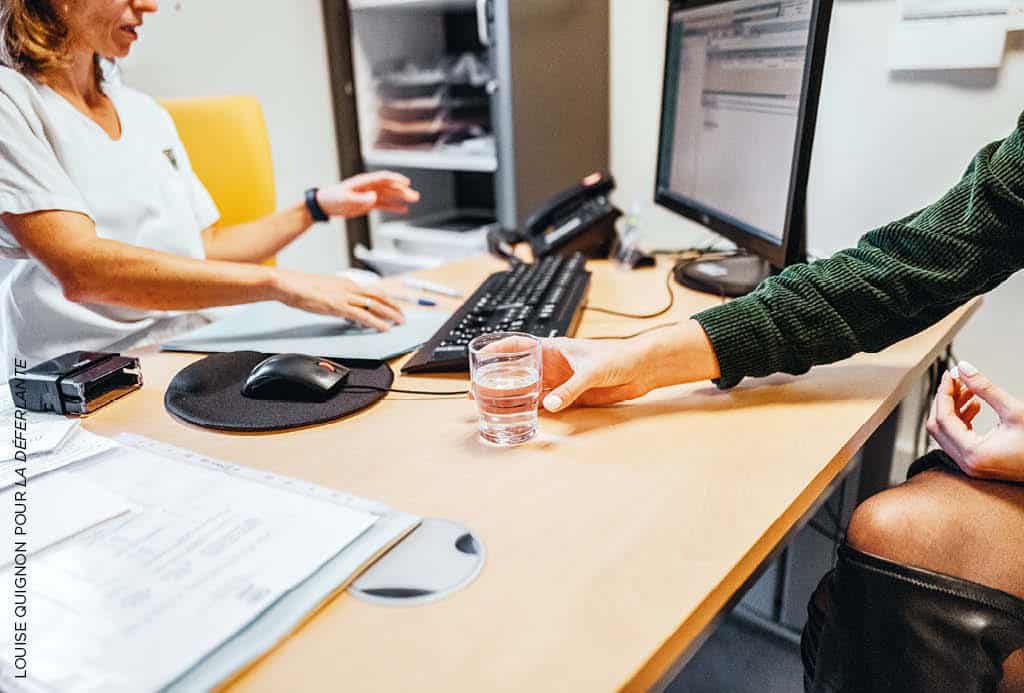 Lors d’une consultation pour une IVG médicamenteuse avec la médecin Amélie Jouault, la patiente prend une première pilule abortive.