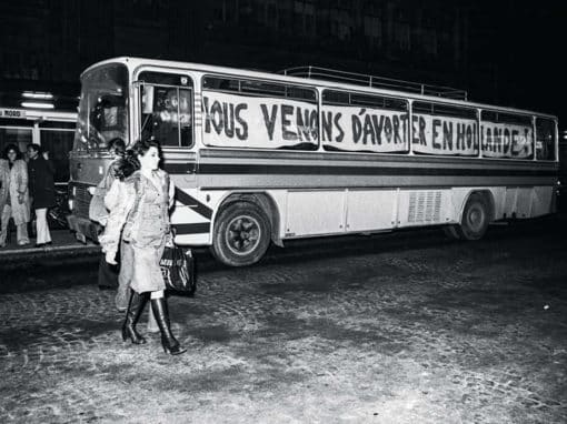 En mars 1974, un bus du Mlac devant la gare du Nord, à Paris. Chaque semaine, elles sont des dizaines à se rendre à Amsterdam, aux Pays-Bas, pour y avorter grâce au soutien du mouvement.