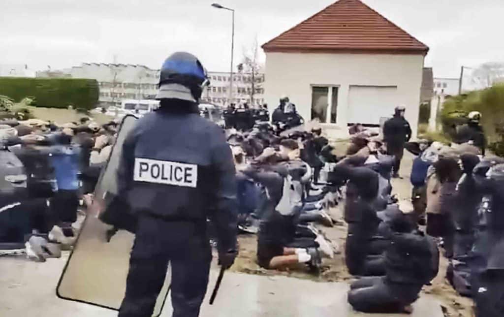 Interpellation de dizaines de lycéen·nes à Mantes-la-Jolie (Yvelines), le 6 décembre 2018. Dans la vidéo, devenue virale, on entend : « Voilà une classe qui se tient sage. » Capture d’écran de la vidéo originale issue du compte X @Obs_Violences