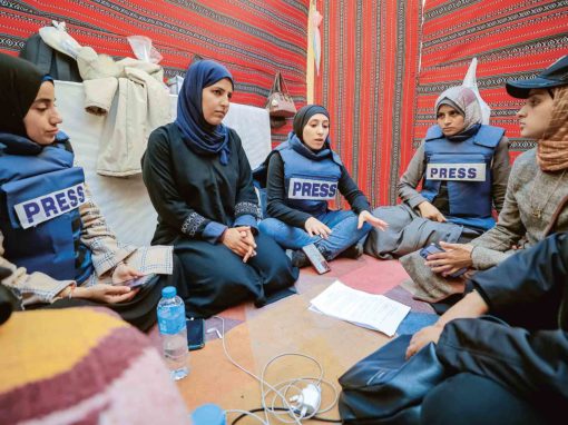 À l’hôpital Nasser, des journalistes échangent dans la tente mise en place par l’association Filastiniyat. De gauche à droite : Du’aa Abu Ta’ima (journaliste indépendante), Aya Abu Judeh (reportrice pour un média allemand), Du’aa Khaled (qui travaille pour la chaîne palestinienne Al-Quds Today) et Hala Asfour.