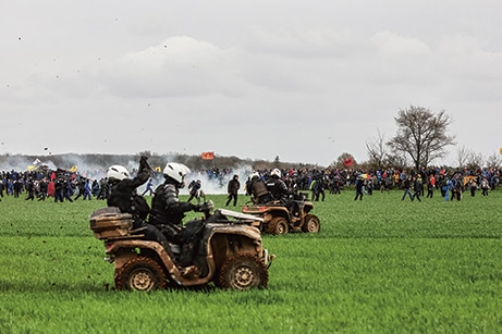 S’inspirant des Brav-M, la gendarmerie a constitué ses propres pelotons motorisés d’intervention (PM2I), sur des quads, lors de la manifestation contre le projet de mégabassines de Sainte-Soline (Deux-Sèvres), le 25 mars 2023. THIBAUD MORITZ / AFP