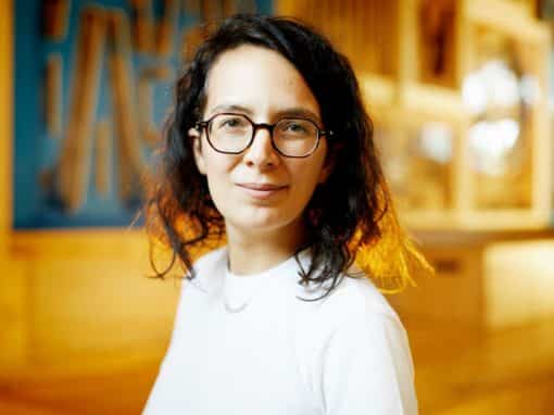 La journaliste Élodie Font, autrice du livre À nos désirs, disponible dès aujourd’hui en précommande. Crédit photo : Léa Crespi pour La Déferlante à La Communale.