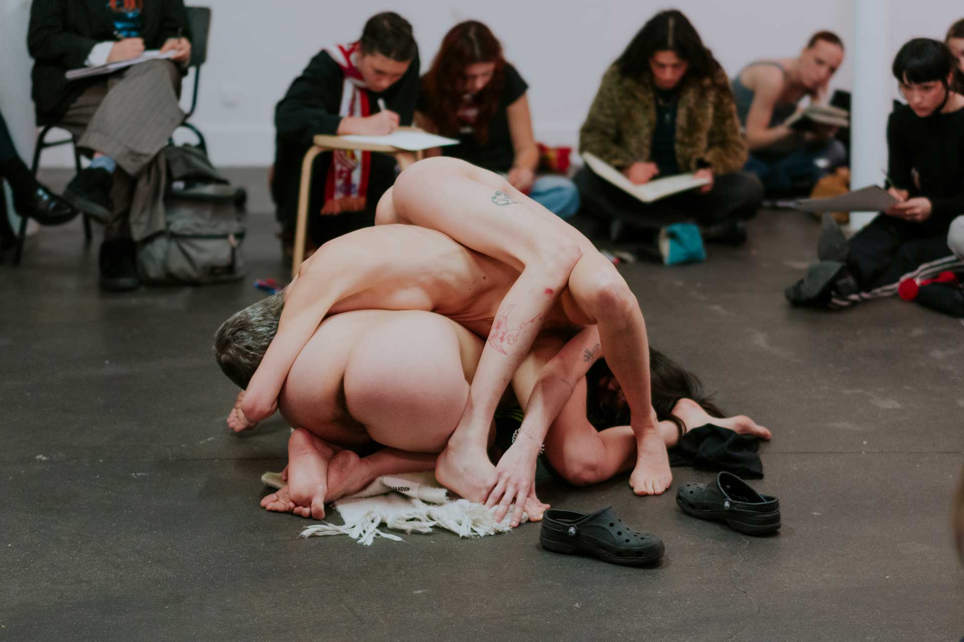 Les corps des modèles s’entremêlent dans des poses éloignées de celles habituellement adoptées par les modèles d’art.