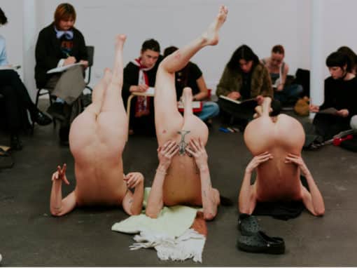 Le collectif Modèle vivant·e mélange pose et prise de parole. « On cherche à renouveler la pratique du dessin de modèles vivant·es et d’en faire non plus seulement quelque chose d’artistique mais aussi de politique », explique l'une de ses membres, Hélène Fromen.