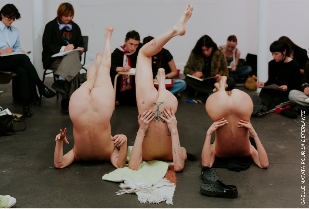 Le collectif Modèle vivant·e mélange pose et prise de parole. « On cherche à renouveler la pratique du dessin de modèles vivant·es et d’en faire non plus seulement quelque chose d’artistique mais aussi de politique », explique l'une de ses membres, Hélène Fromen.