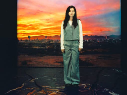 Quelques heures avant son spectacle, le 2 février 2024 à Strasbourg, Carolina Bianchi pose sur la scène, avec en décor de fond, une photo de Ciudad Juárez, au Mexique.