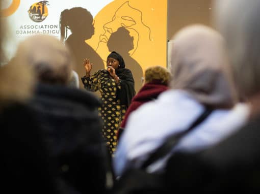 Conclusion du débat par Aminata Dango. Elle est présidence et co fondatrice de l'association crée en 2018. Elle travaille plus de 40h par semaine pour l'association. Petite elle a connu de grosses difficultés avec sa famille, ils ont beaucoup été aidés par des associations c'est pour cette raison qu'elle a décidé de s'engager. "Si demain on arrête je ne sais pas ce que ces femmes vont devenir. La CAF, les CCAS orientent des femmes vers nous." "Il nous faut des salariés mais malheureusement on manque de moyens."- Journée internationale contre les mutilations génitales féminines organisée par l'association Djamma Djigui, le 10 février 2024, Noisiel