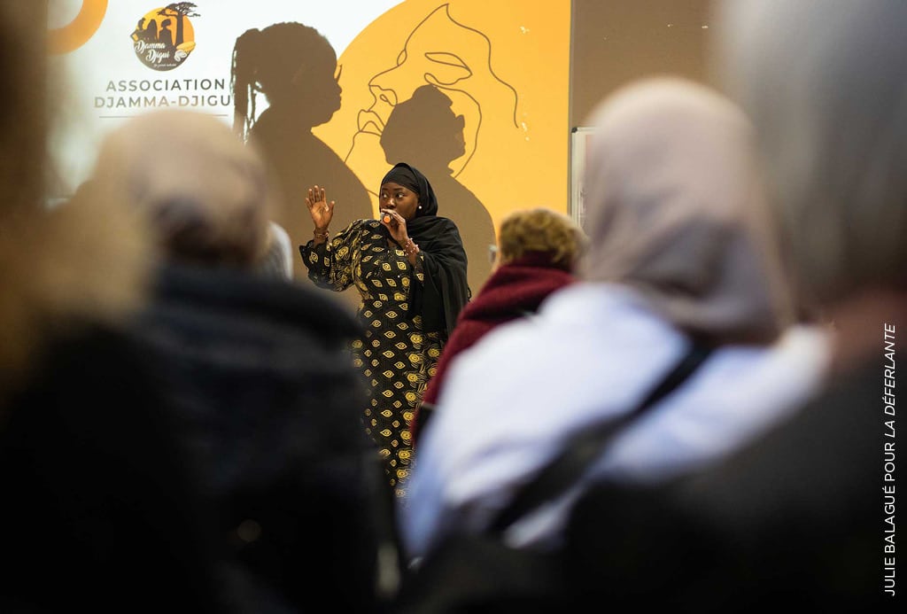 Conclusion du débat par Aminata Dango. Elle est présidence et co fondatrice de l'association crée en 2018. Elle travaille plus de 40h par semaine pour l'association. Petite elle a connu de grosses difficultés avec sa famille, ils ont beaucoup été aidés par des associations c'est pour cette raison qu'elle a décidé de s'engager. "Si demain on arrête je ne sais pas ce que ces femmes vont devenir. La CAF, les CCAS orientent des femmes vers nous." "Il nous faut des salariés mais malheureusement on manque de moyens."- Journée internationale contre les mutilations génitales féminines organisée par l'association Djamma Djigui, le 10 février 2024, Noisiel