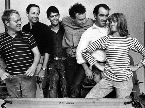 Niki de Saint Phalle (à droite) à Amsterdam en 1962 avec, de gauche à droite, les sculpteurs Per Olof Ultvedt, Robert Rauschenberg, Martial Raysse, Daniel Spoerri et Jean Tinguely, pendant le montage de leur exposition Dylaby (Labyrinthe dynamique). Christer Strömholm / Strömholm Estate / Agence VU
