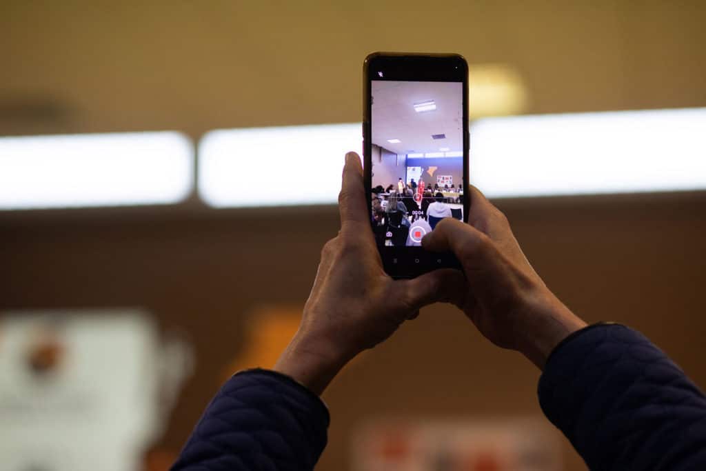 De nombreux téléphones filment ou photographient l'événement - Journée internationale contre les mutilations génitales féminines organisée par l'association Djamma Djigui, le 10 février 2024, Noisiel