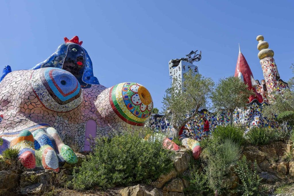 Au premier plan, sculpture monumentale d’un sphinx au buste de femme à l’entrée du jardin des Tarots, conçu par Niki de Saint Phalle, en Toscane (Italie). 2014. PATRICK PETITJEAN / NATURIMAGES © 2024 NIKI CHARITABLE ART FOUNDATION / ADAGP, PARIS
