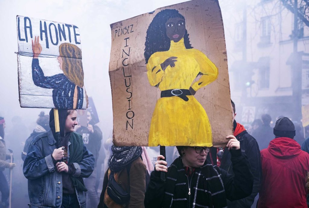 À Paris, lors de la marche féministe du 8 mars 2020, des pancartes brandies en hommage à Adèle Haenel et Aïssa Maiga. Cette année-là, les deux actrices ont pris position contre le racisme et la protection des agresseurs sexuels dans le cinéma français.NOÉMIE COISSAC / HANS LUCAS