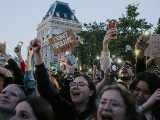 Depuis l’annonce de la dissolution de l’Assemblée nationale, des milliers de personnes se réunissent quotidiennement, partout en France, pour soutenir le nouveau projet de Front populaire. Ici à Paris, le 11 juin 2024. Crédit photo : Marie Magnin / Divergences