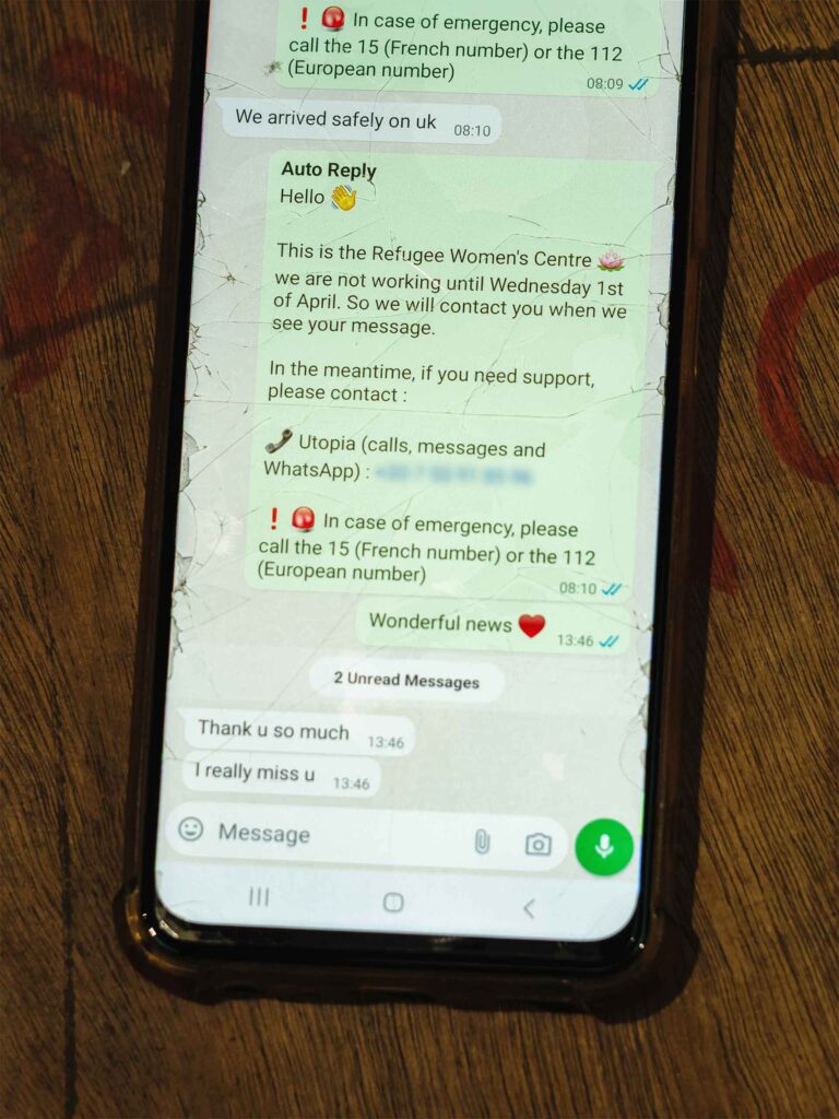 Sur WhatsApp, une femme exilée, qui a été prise en charge à Calais par le Refugee Women’s Centre, donne de ses nouvelles après la traversée de la Manche : « We arrived safely in the UK » (Nous sommes arrivées saines et sauves au Royaume-Uni).