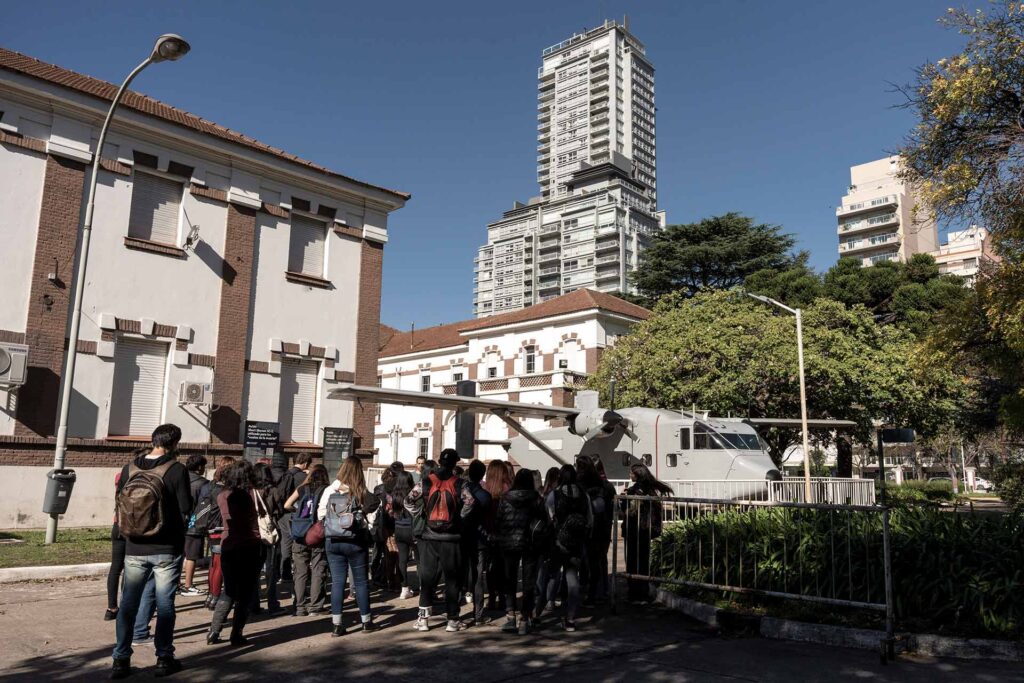 Visite scolaire dans un ancien centre clandestin de détention et de torture sous la dictature, aujourd’hui centre de mémoire. Les avions étaient utilisés pour les « vuelos de la muerte » (vols de la mort), durant lesquels les opposant·es étaient jeté·es, parfois vivant·es, dans l’océan Atlantique.