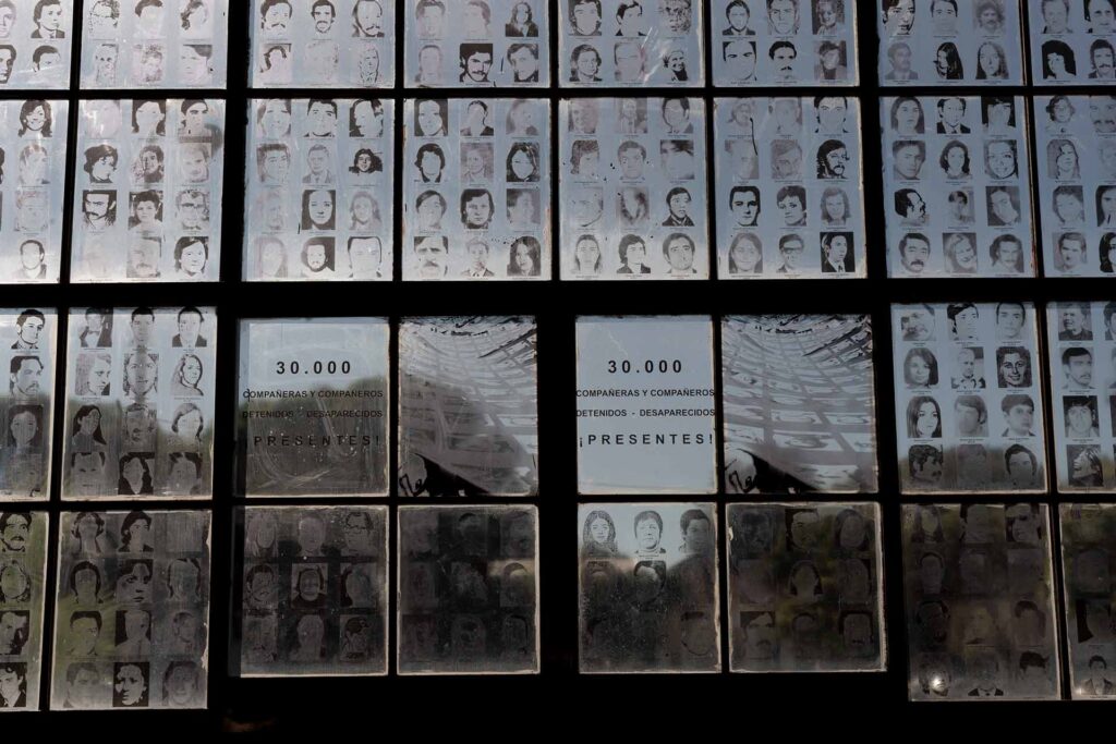 Dans le Musée et lieu de mémoire de l’Esma, classé au patrimoine mondial de l’Unesco, des photos des 30 000 disparu·es pendant la dictature.