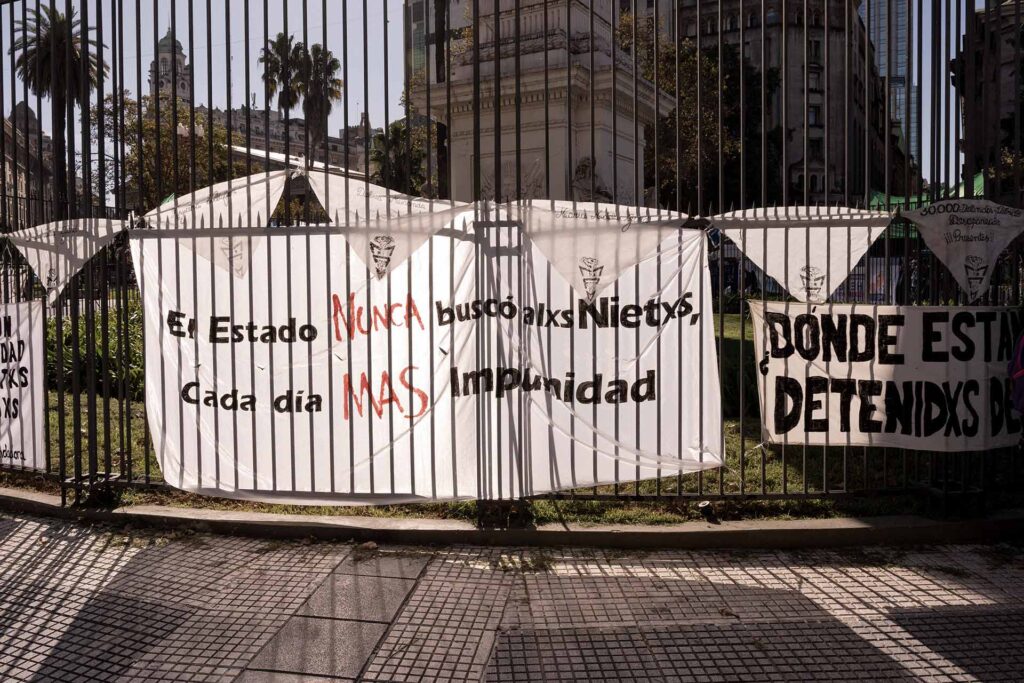Sur la célèbre place de Mai, au centre de Buenos Aires, une nouvelle génération a pris le relais des Mères et des Grands-Mères qui marchaient pour dénoncer les crimes de la dictature (1976-1983). Ici le 23 avril 2024, lors d’une mobilisation en faveur de l’éducation, mise à mal par le nouveau président d’extrême droite Javier Milei.