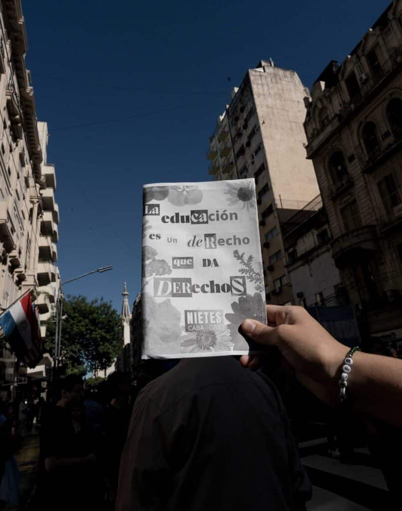 Dans la même manifestation, Karen Maydana Galván brandit une publication de Nietes : « L’Éducation est un droit qui donne des droits ».