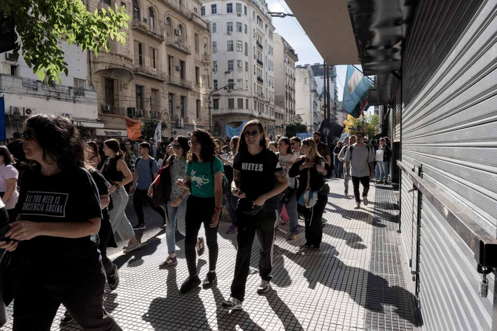 Lors de la grande mobilisation pour l’éducation publique du 23 avril 2024, à Buenos Aires. Karen Maydana Galván porte le tee shirt du collectif Nietes.