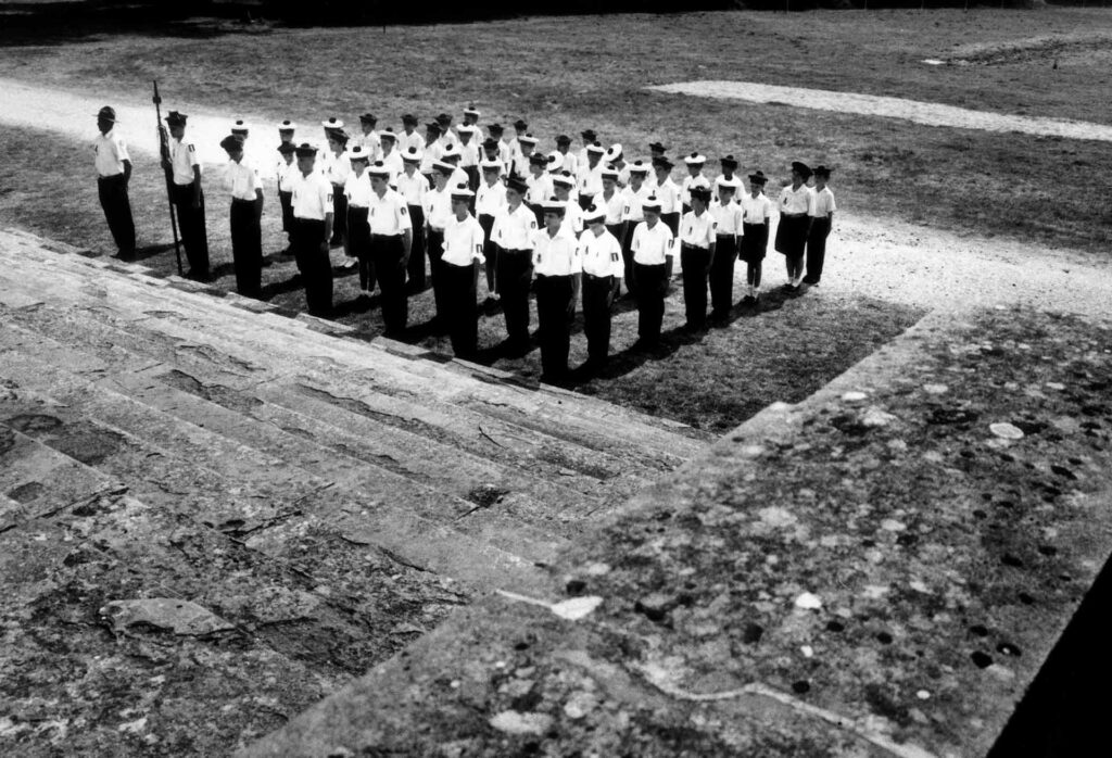 Jusqu’en 1999 avaient lieu au château de Neuvy-sur-Barangeon, dans le Cher, des camps d’été pour des jeunes de 8 à 14 ans organisés par Roger Holeindre, membre fondateur du Front national. Au programme de ces colonies très politiques : lever du drapeau au garde-à-vous et apprentissage de chants folkloriques et militaires. GUILLAUME HERBAUT / AGENCE VU