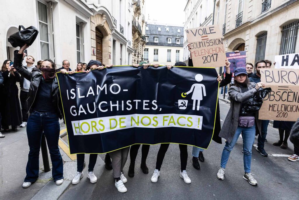 Le 22 avril 2024, des « féministes identitaires » du collectif Némésis viennent dénoncer la tenue d’une conférence de Jean-Luc Mélenchon, chef de file de La France insoumise, à Sciences Po Paris. Karim Daher / Hans Lucas