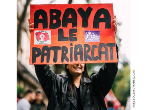 En septembre 2023, lors d’une manifestation contre les violences policières à Paris, une participante dénonce l’obsession française pour la tenue des femmes musulmanes, qui a pris une nouvelle forme en cette rentrée scolaire. Le ministre de l’Éducation nationale Gabriel Attal vient en effet d’interdire l’abaya dans les établissements scolaires, au prétexte qu’il s’agirait d’un vêtement religieux. XOSE BOUZAS / HANS LUCAS