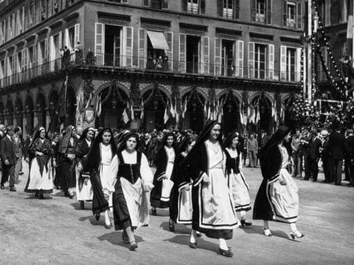 Le 13 mai 1934, les sections féminines de l’Action française célèbrent Jeanne d’Arc en défilant devant sa statue, place des Pyramides, à Paris. Agence Meurisse / BNF