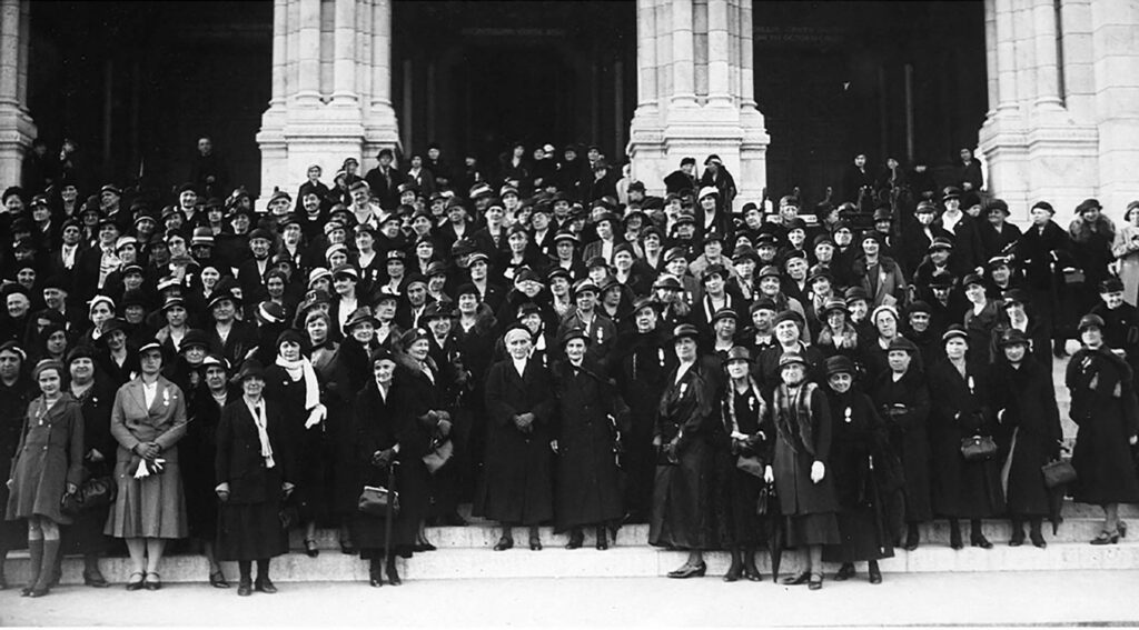 En 1933 a lieu le congrès de fondation de la Ligue féminine d’action catholique française, issue de la fusion de la Ligue des femmes françaises et de la Ligue patriotique des Françaises. L’organisation revendique alors plus d’un million d’adhérentes. Archives de l’Action catholique des femmes