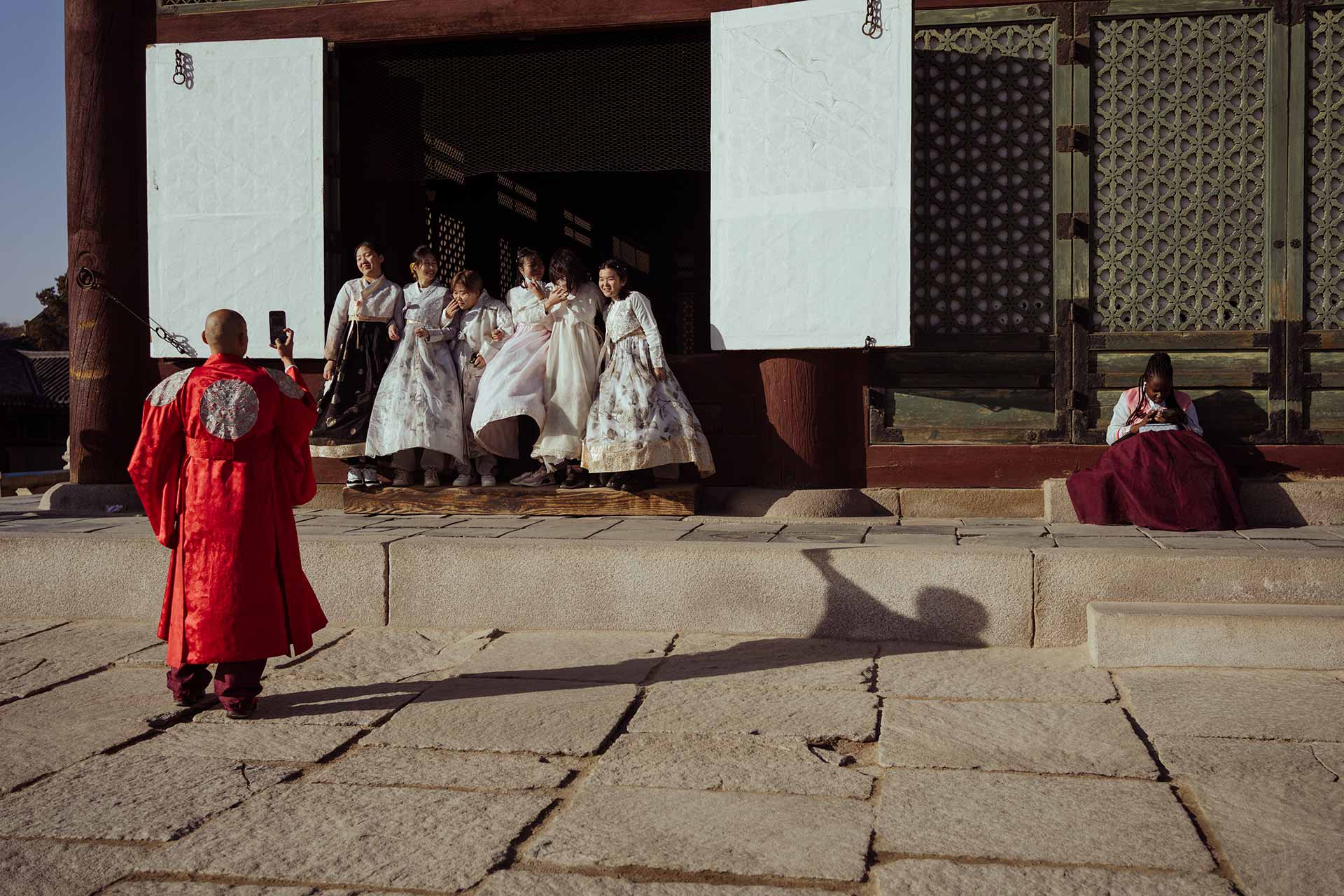 Des jeunes femmes en tenue traditionnelle devant un temple à Séoul, la capital. « Quand on parle de la Corée du Sud, on pense à la technologie, à Samsung, aux relations avec la Corée du Nord ou au phénomène de la K-culture. On ignore que la société coréenne et les femmes en premier lieu sont prises dans l’étau de traditions qui refusent d’évoluer », constate la journaliste Hawon Jung (en photo page 126). Des normes de beauté strictes pèsent sur les femmes ; ainsi le simple fait de porter les cheveux courts est perçu comme transgressif. Crédit photo : Agnès Dherbeys