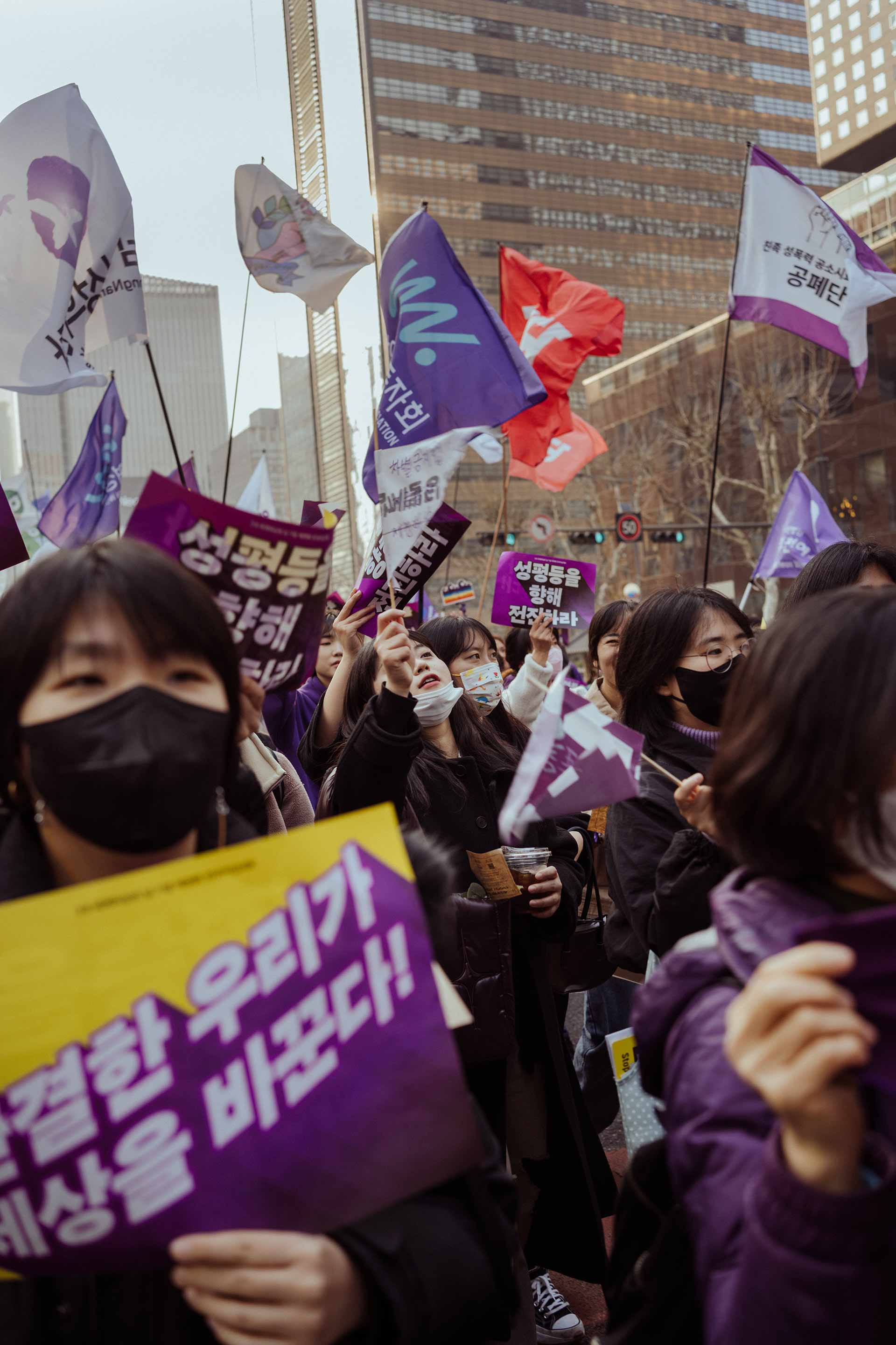 La moitié des vingtenaires sud-coréennes se disent aujourd’hui féministes. La plupart attribuent leur prise de conscience à l’affaire du « Gangnam Murder », le féminicide d’une jeune femme dans la station de métro Gangnam à Séoul, en 2016, qui n’avait pas été reconnu comme un « crime de haine » lié au genre, alors que l’auteur avait justifié son geste par l’indifférence des femmes à son égard. Si aujourd’hui les militantes, portées aussi par le #MeToo mondial, n’hésitent plus à investir la rue, c’est d’abord en ligne qu’elles se sont mobilisées, sur l’éphémère forum Megalia, créé en 2015 en réaction aux violences masculinistes.Crédit photo : Agnès Dherbeys