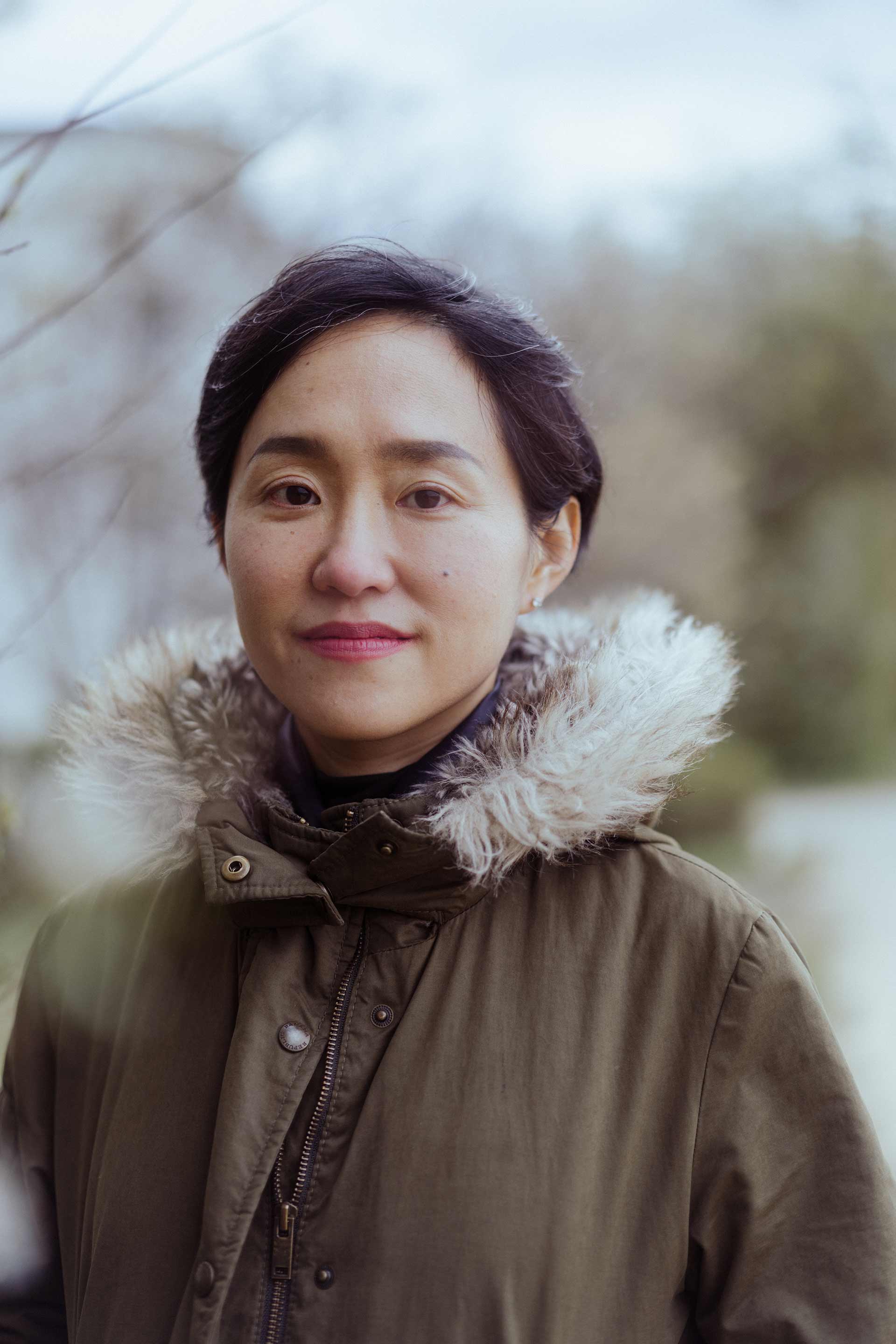 Hawon Jung, 45 ans, a publié Flowers of Fire (2023, non traduit), un livre publié aux États-Unis sur l’essor des nouveaux mouvements féministes en Corée du Sud. Passée par la prestigieuse université pour femmes Ewha de Séoul, elle a pris la mesure des discriminations de genre en devenant journaliste. Elle écrit régulièrement sur les technologies mises au service des violences sexistes : caméras espionnes, « revenge porn », etc.Crédit photo : Agnès Dherbeys