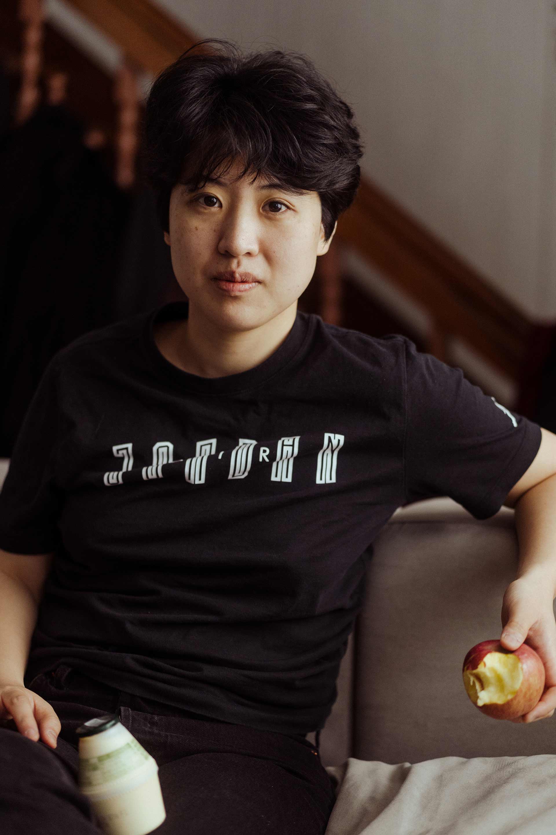 Min Gyeong Lee, fondatrice de l’institut Guerrilla, est sortie de l’hétérosexualité en 2016. « Dans l’intimité lesbienne, l’économie est tout à fait différente », dit-elle. Pour elle, monter une entreprise lucrative est aussi « un acte de résistance dans une société où on n’attend pas des femmes qu’elles fassent de l’argent ».Crédit photo : Agnès Dherbeys