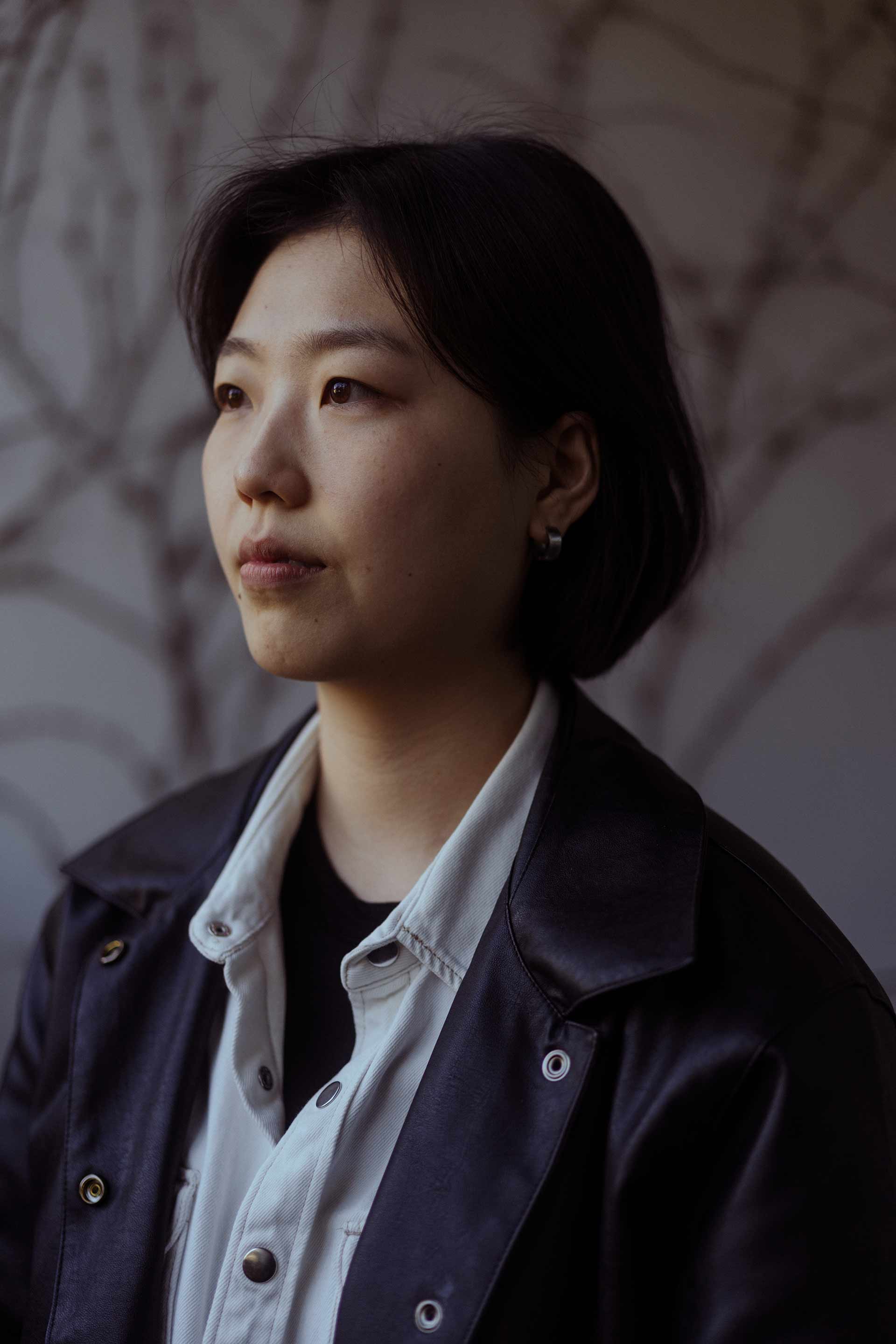 Hanji Na, 29 ans, est assistante sociale pour la Korean Woman Hotline à Séoul. Elle aide des femmes et des enfants victimes de violences intrafamiliales à trouver un foyer. À l’université, elle était l’une des rares filles issues d’une région rurale : « Dans les campagnes, les parents préfèrent investir dans l’éducation des garçons. » Aujourd’hui cependant, bien que globalement plus diplômées que les hommes, les femmes sud-coréennes restent structurellement désavantagées dans leur vie professionnelle, rattrapées par une société qui continuede les assigner à l’espace domestique. Crédit photo : Agnès Dherbeys