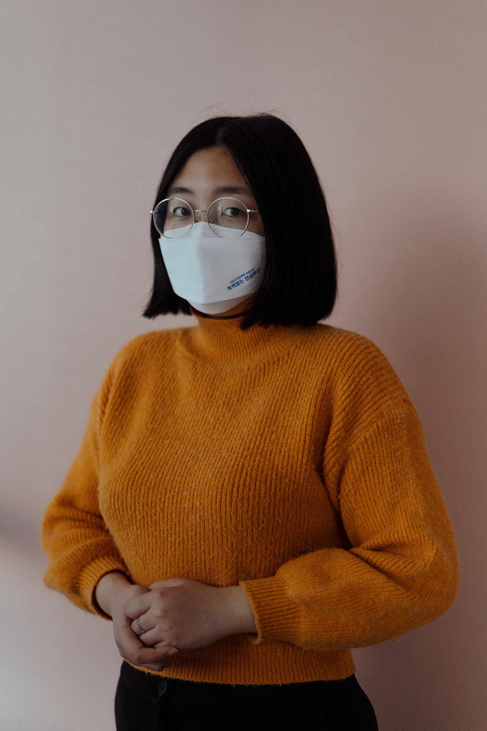 Yun Won Choi, 23 ans, travaille pour la Busan Women Hotline, une ligne téléphonique d’assistance aux femmes ayant subi des violences adossée à une radio Internet qui diffuse témoignages et conseils.Crédit photo : Agnès Dherbeys