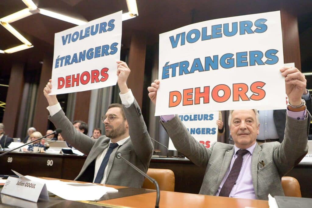 Le 11 avril 2024, lors d’une session du conseil régional de Bourgogne-Franche-Comté, des élus du Rassemblement national brandissent une pancarte « Violeurs étrangers dehors ». Ils affichent ainsi leur soutien aux militantes identitaires du collectif Némésis, contre qui la maire de Besançon a porté plainte après qu’elles ont mené une action similaire un mois plus tôt.TARDIVON JC / MAXPPP